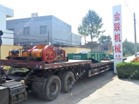 兩台小型對輥菠萝蜜网站在线观看和直線振動篩發往江蘇南通處理矽石